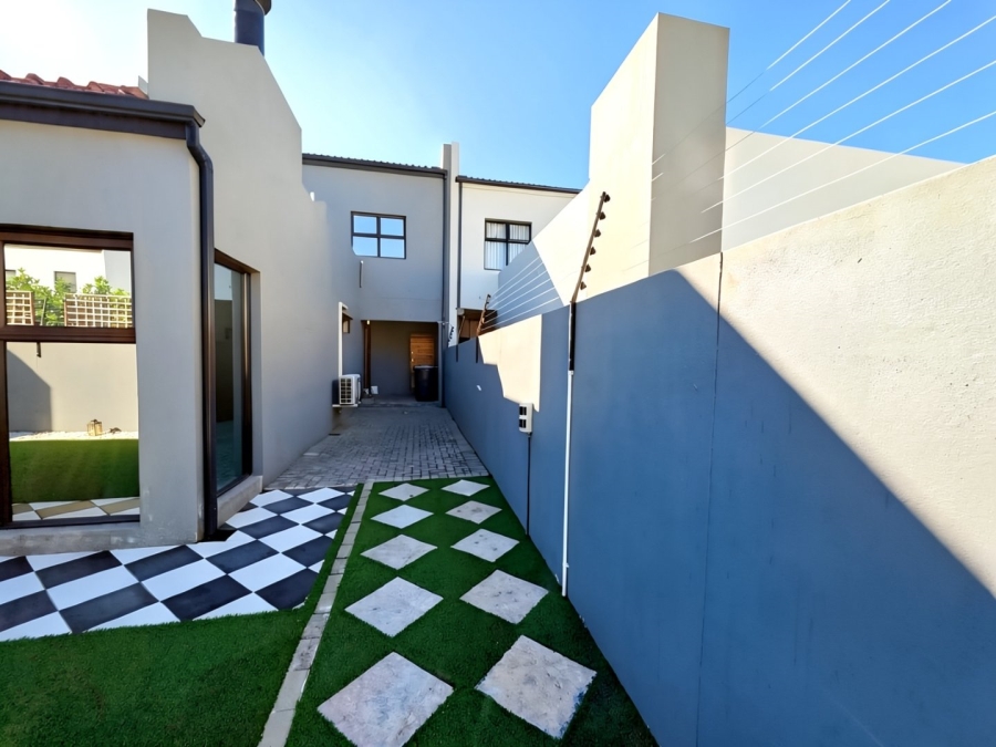 To Let 3 Bedroom Property for Rent in Sandown Western Cape
